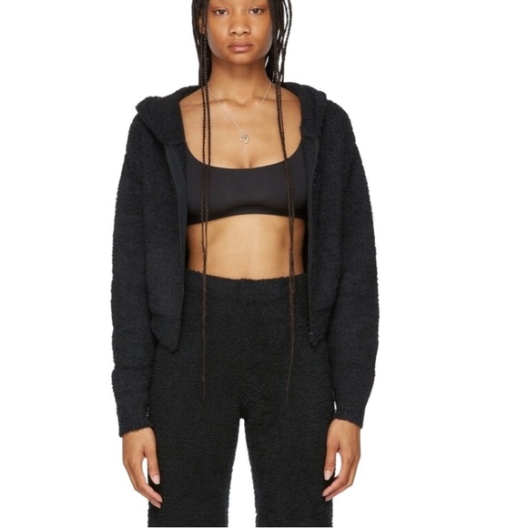 NWT - SKIMS Cozy Knit Zip Up Hoodie Cropped Black Fuzzy Sweater - Picture 1 of 3